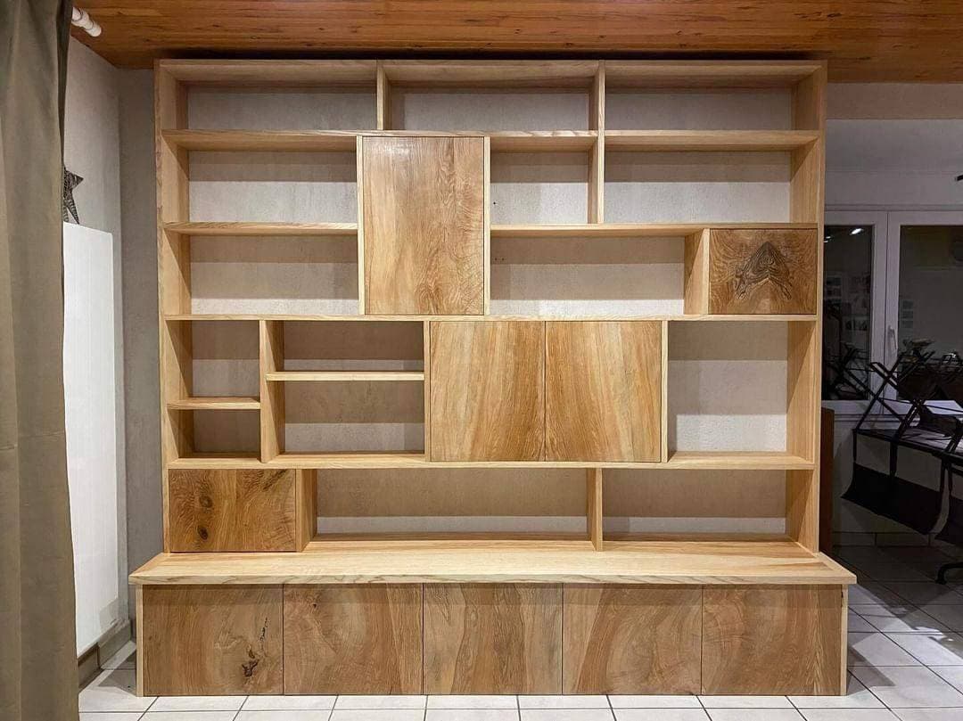 Bibliothèque blanche ; Tablettes et coffre en chêne.