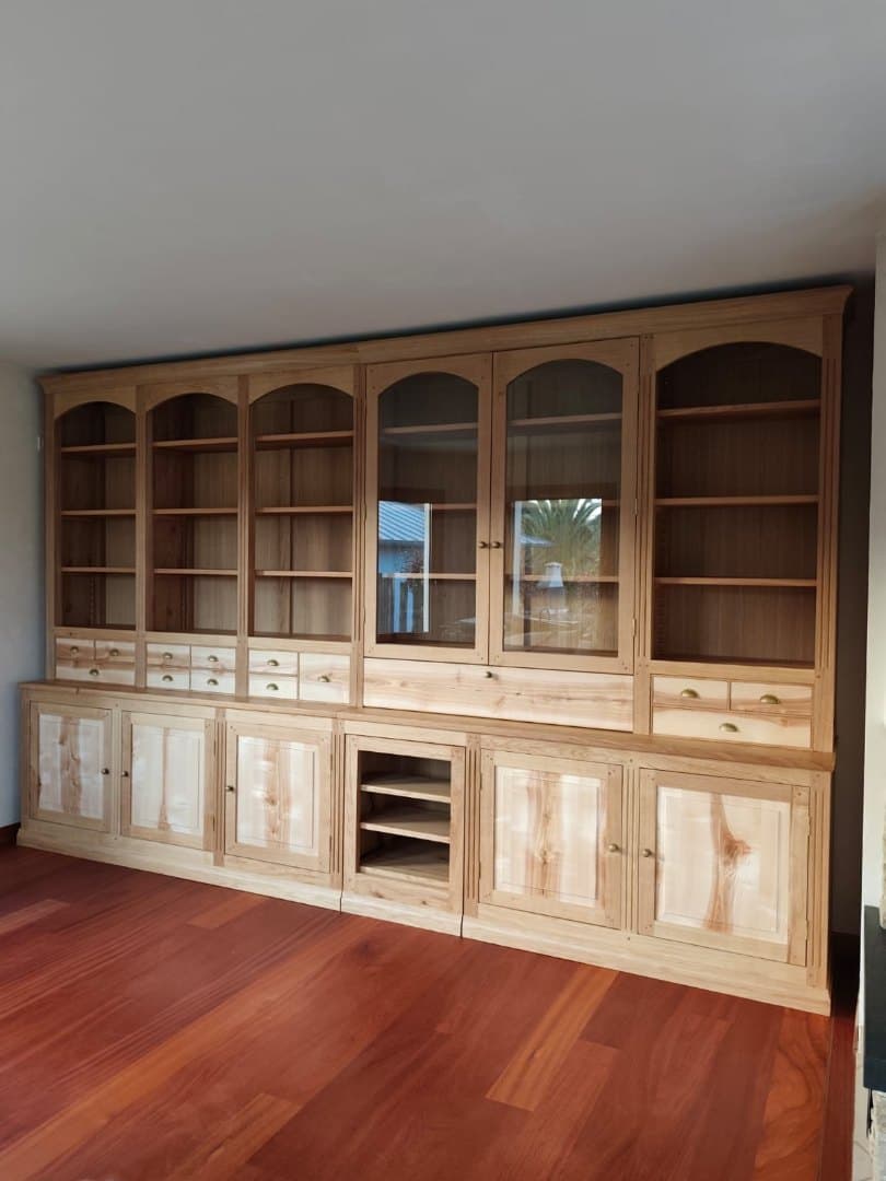 Bibliothèque en chêne et frêne