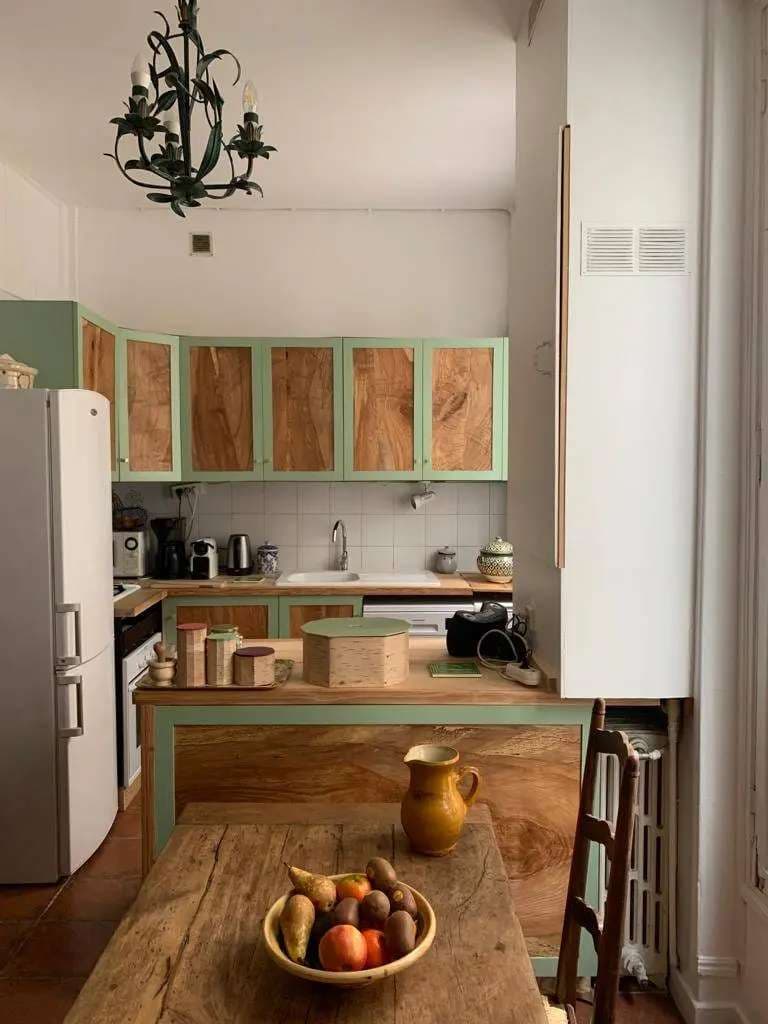 Cuisine en frêne breton pour un appartement parisien.