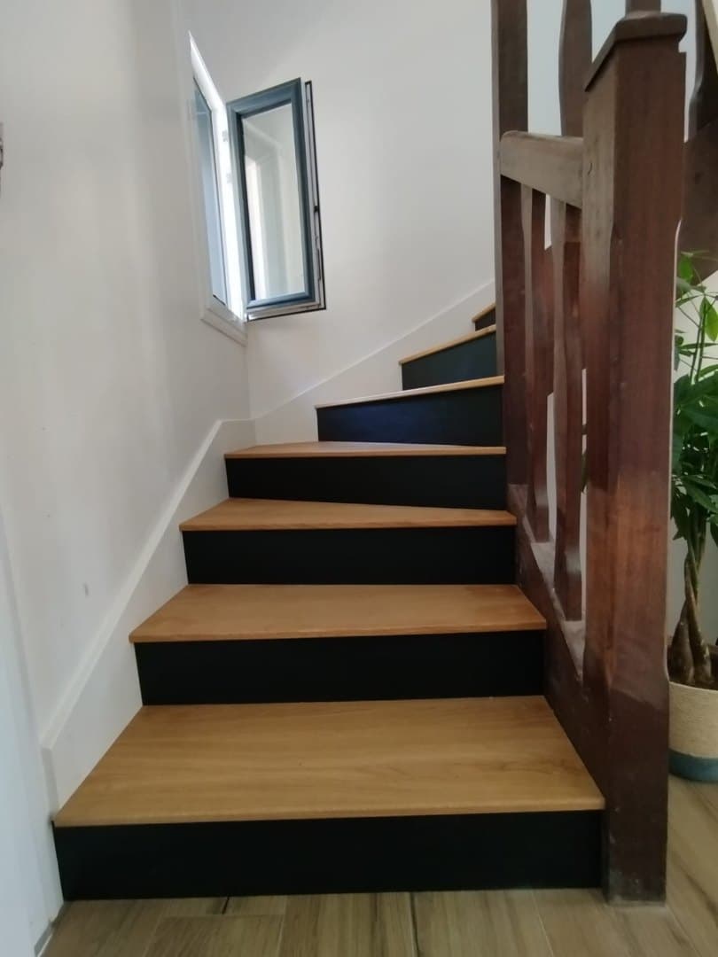 Habillage d'escalier en chêne. Contremarches ébonisées