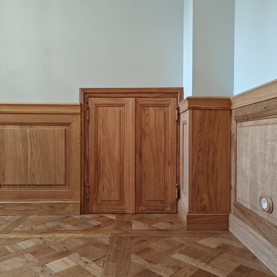 Portes de placard en chêne ; moulures Louis XV