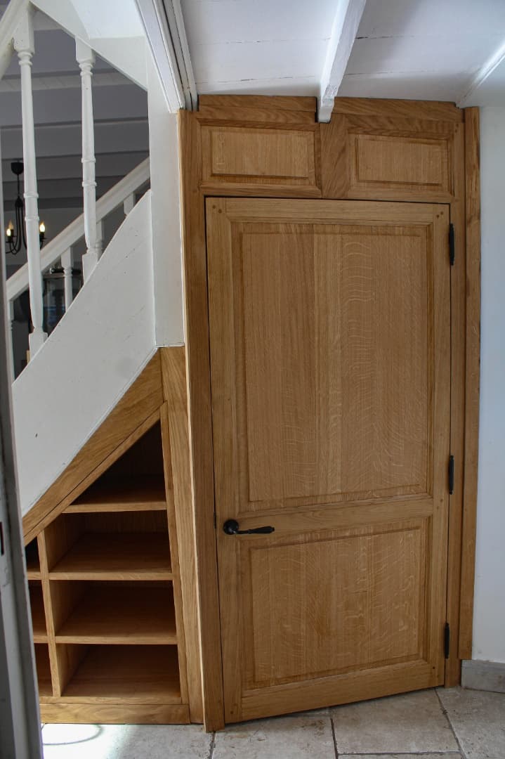 Agencement sous escalier en chêne