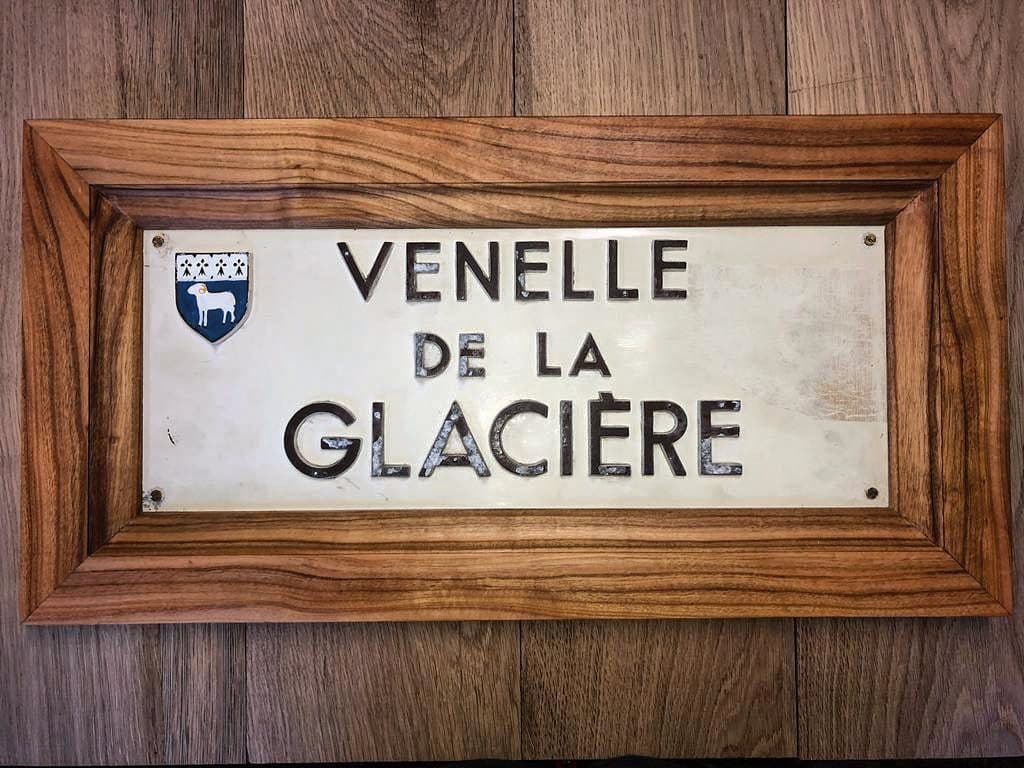 Encadrement d'un panneau de rue quimpérois.
