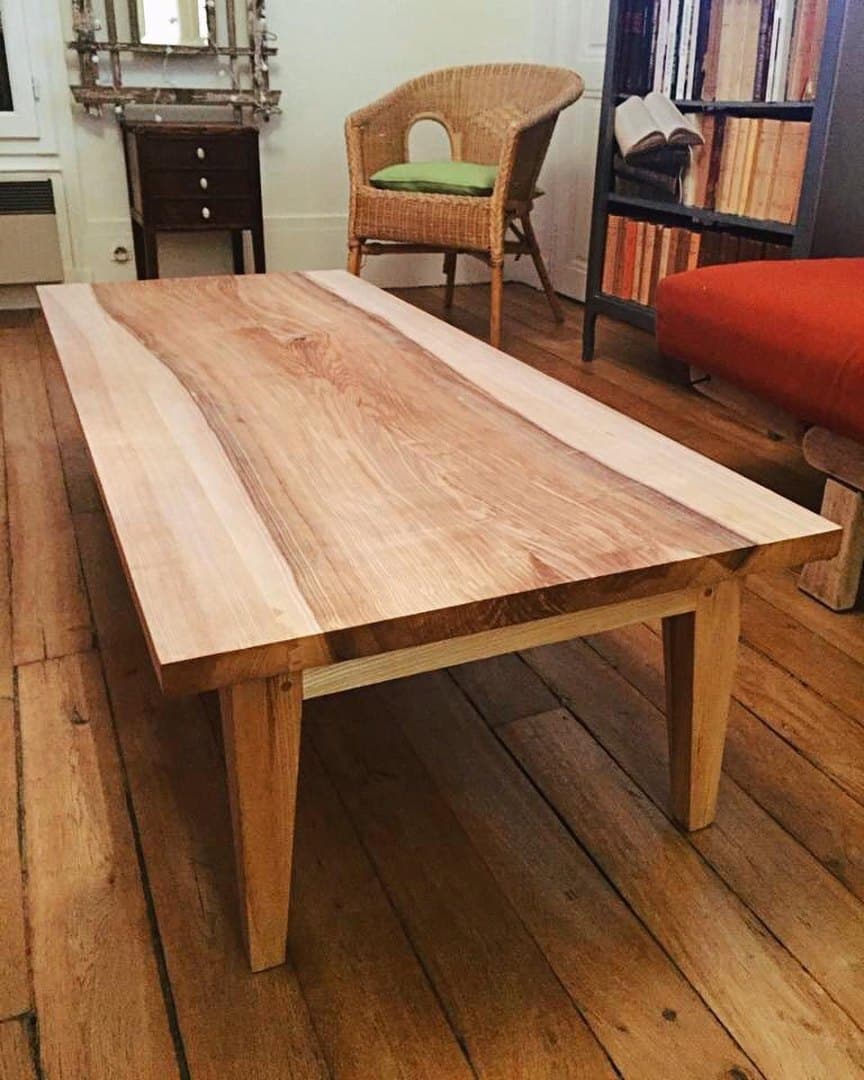 200 ans de travail de la nature pour ce beau plateau de frêne. Petite table basse aux pieds gainés.