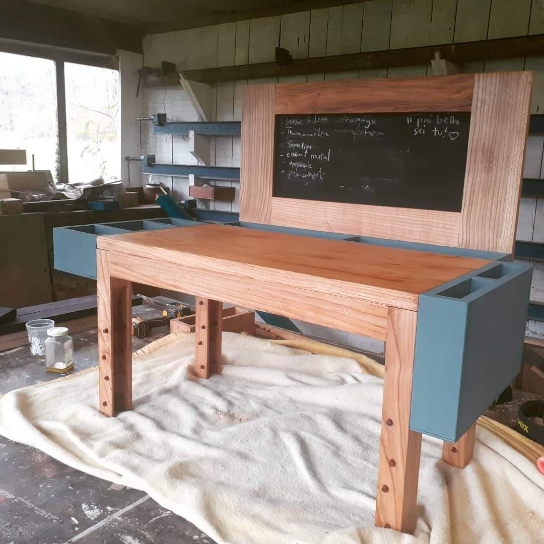 Petit bureau pour enfant. Grâce à des rallonges chevillables dans le creux des pieds, le bureau peut s'élever au fur et à mesure que l'enfant grandit !