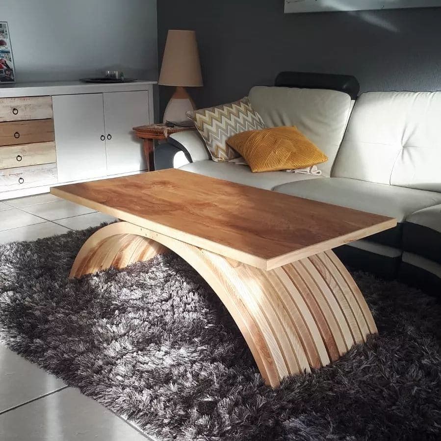 Table basse en frêne. Piétement courbe et gainé: 12 arceaux composés de deux ou trois éléments chacun assemblés en faux-tenon chevillés. Le plateau est couvert d'un placage unique (et magnifique disons le) de frêne de pays. Tombé en 2017 à 100m de l'atelier