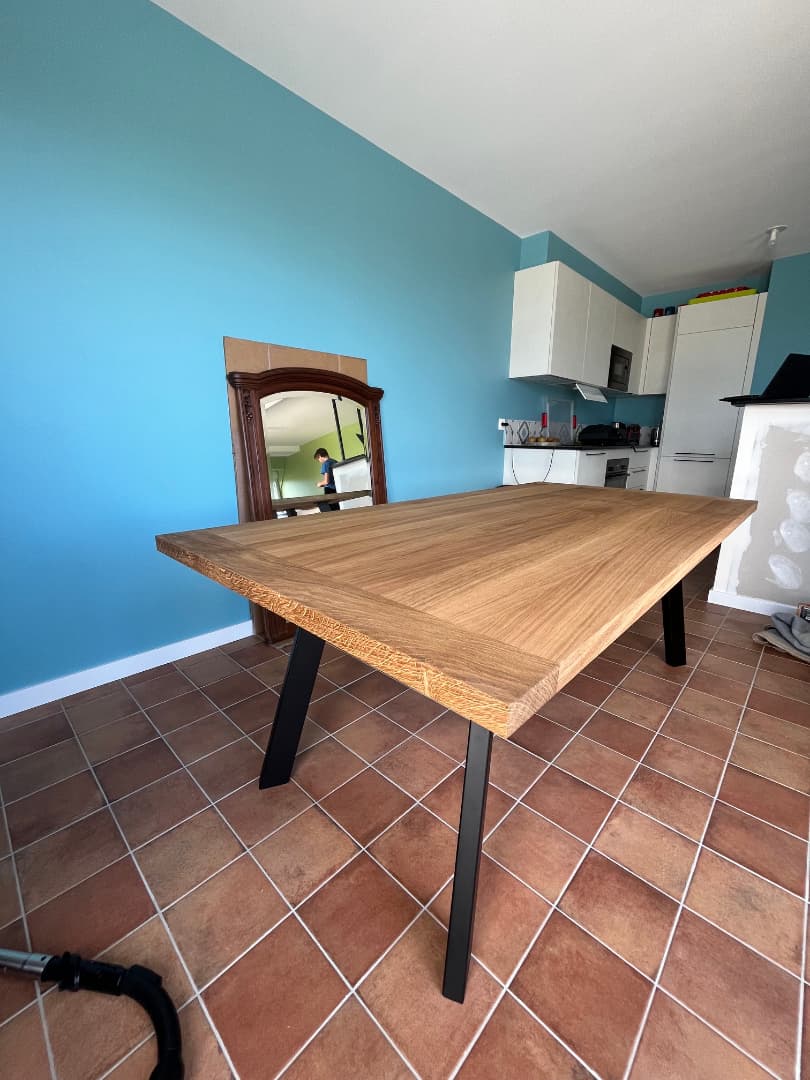Table en chêne sur mesure. Piétement en métal. 