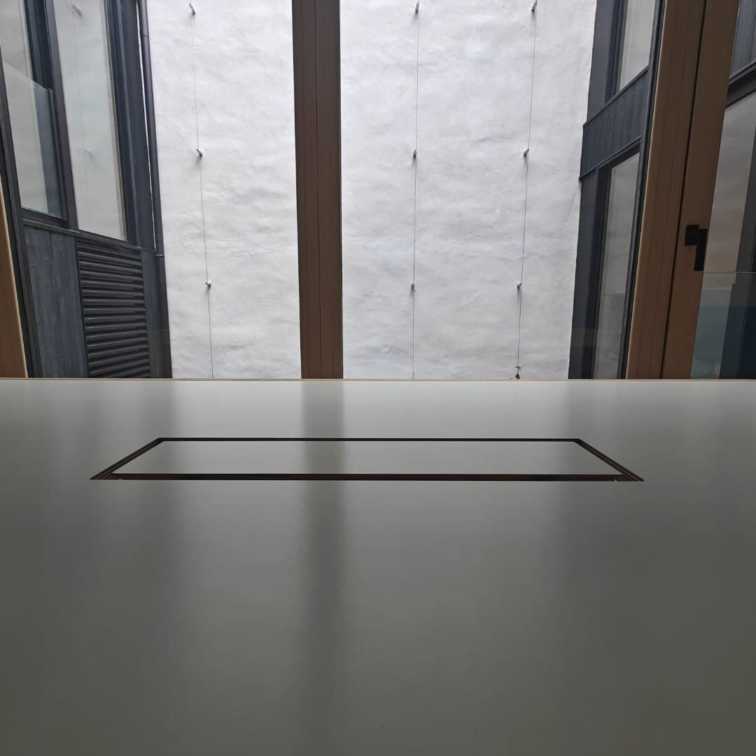 Fabrication d'une table de réunion pour un cabinet d'architectes parisien