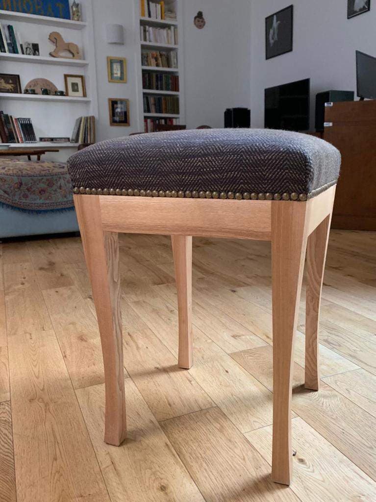 Tabouret tapissé en frêne